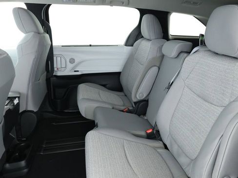 Used 2025 Toyota Sienna LE image 17