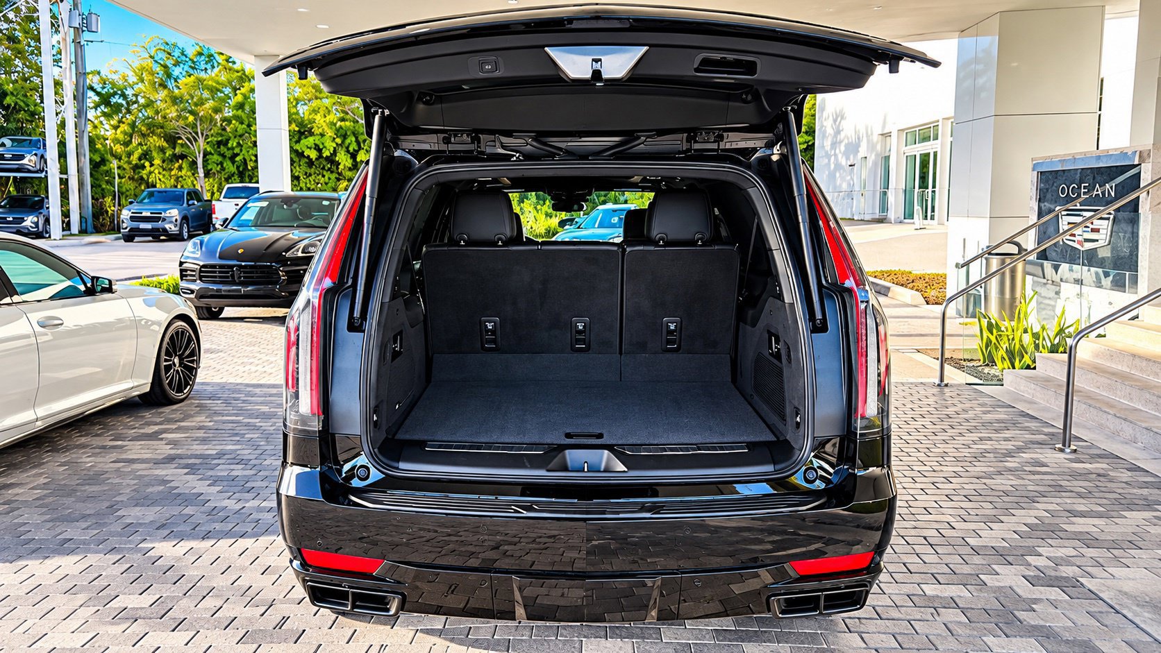 Used 2023 Cadillac Escalade ESV Sport Platinum w/ LPO, ONYX Package RWD image 5