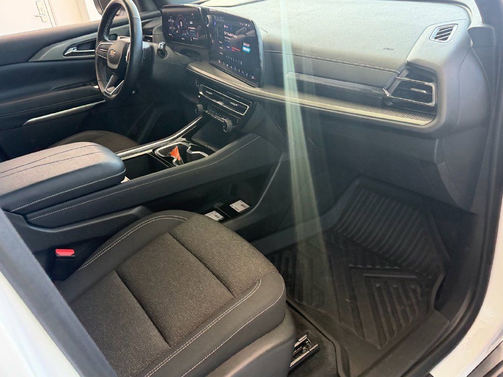 Used 2025 Chevrolet Traverse LT FWD image 15