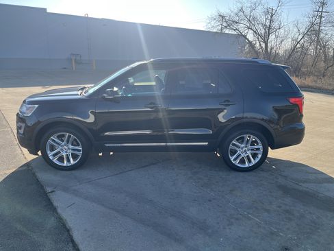 Used 2017 Ford Explorer XLT w/ Equipment Group 202A image 3