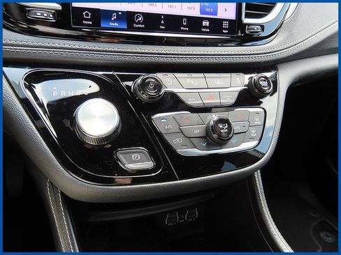 Used 2025 Chrysler Pacifica Limited FWD image 20