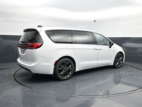New 2026 Chrysler Pacifica Select FWD image 9