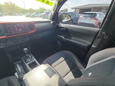 Used 2020 Toyota Tacoma TRD Sport image 3