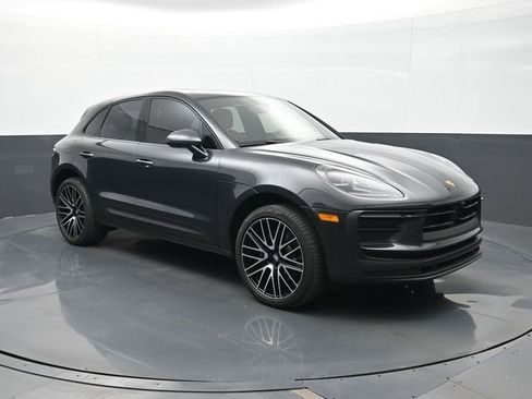 Certified 2025 Porsche Macan AWD/4WD image 25