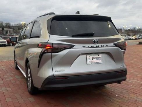 Used 2024 Toyota Sienna XLE image 9