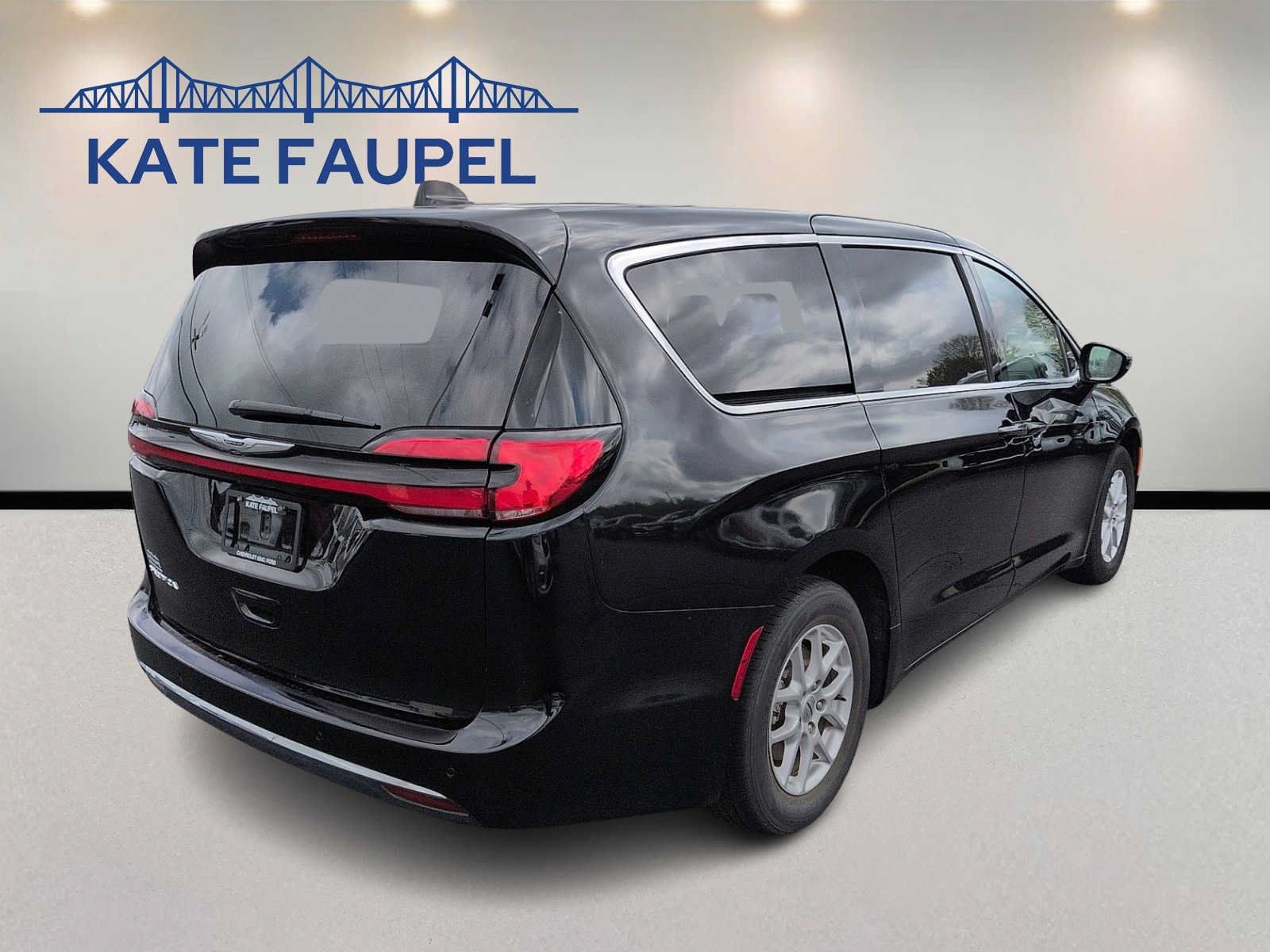 Used 2024 Chrysler Pacifica Touring-L FWD image 7