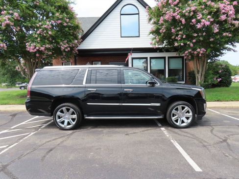 Used 2017 Cadillac Escalade ESV Luxury AWD/4WD image 9
