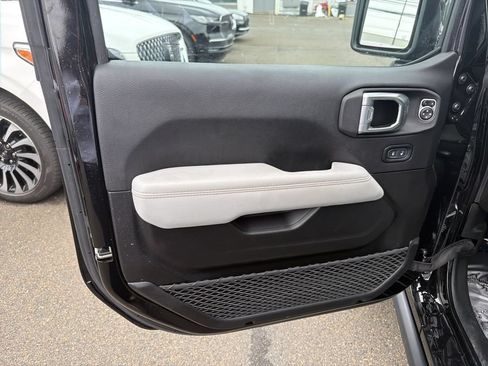Used 2023 Jeep Gladiator Overland AWD/4WD image 10