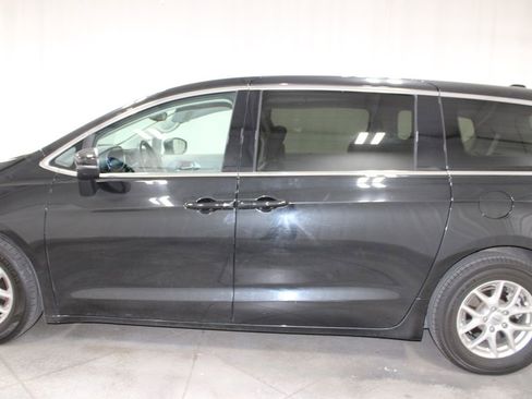 Used 2023 Chrysler Pacifica Touring-L FWD image 6