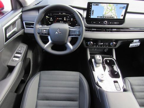 New 2025 Mitsubishi Outlander SE image 11
