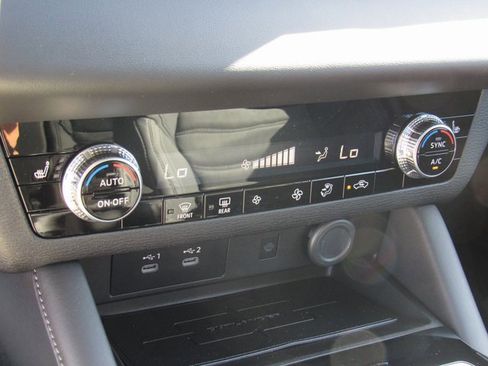 New 2025 Mitsubishi Outlander SE image 19