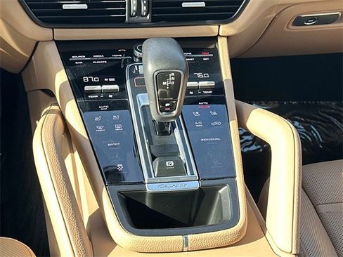 Used 2023 Porsche Cayenne Platinum Edition image 4