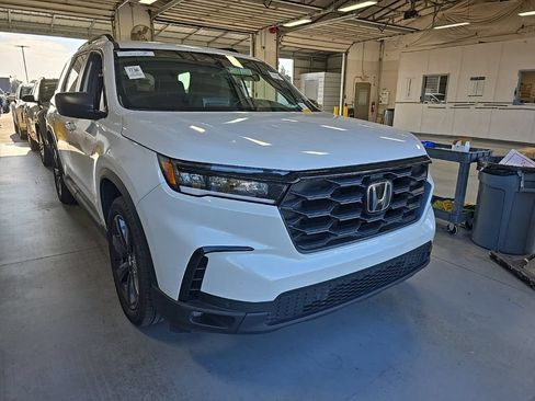 Used 2025 Honda Pilot Sport image 1
