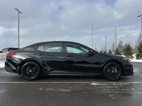 Used 2025 Toyota Camry SE image 3