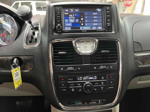 Used 2015 Chrysler Town & Country Limited Platinum FWD image 12