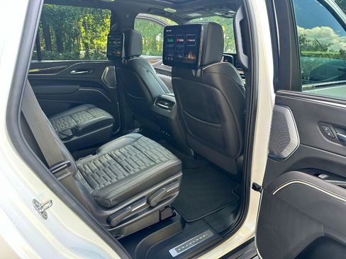 Used 2022 Cadillac Escalade Premium Luxury Platinum AWD/4WD image 29
