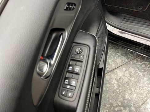 Used 2025 Chrysler Pacifica Select image 7