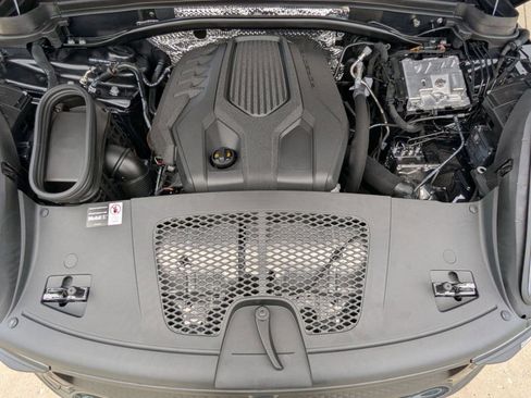 Certified 2026 Porsche Macan AWD/4WD image 28