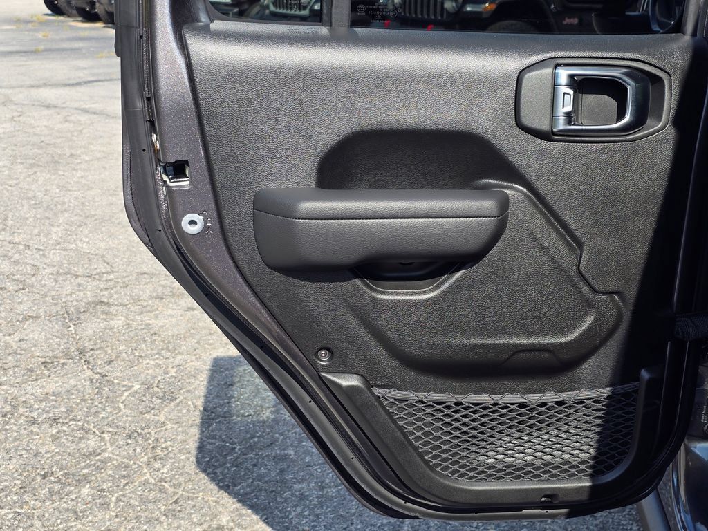 New 2026 Jeep Gladiator Rubicon w/ Technology Group AWD/4WD image 38