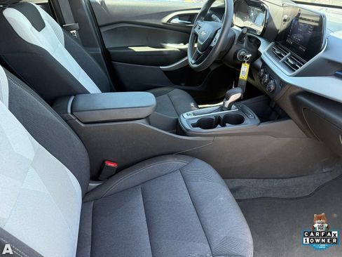 Used 2025 Chevrolet Trax LS FWD image 29