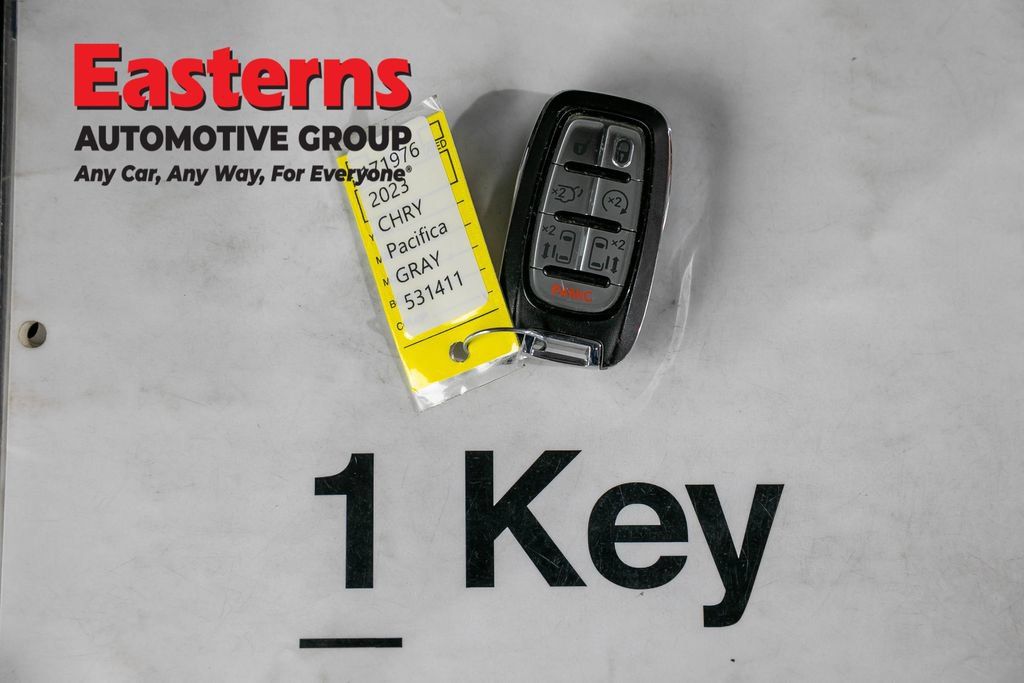 Used 2023 Chrysler Pacifica Touring-L FWD image 27