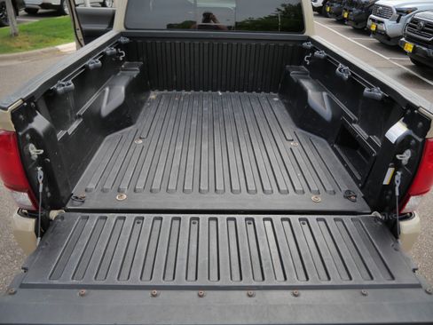 Certified 2019 Toyota Tacoma SR5 AWD/4WD image 19