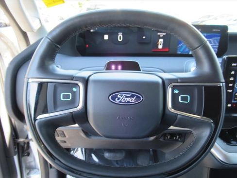Used 2025 Ford Expedition Platinum AWD/4WD image 23