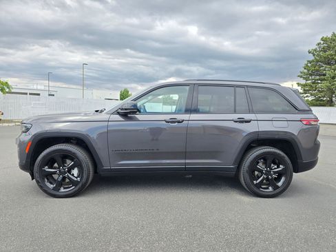 Used 2023 Jeep Grand Cherokee Limited w/ Luxury Tech Group II AWD/4WD image 3