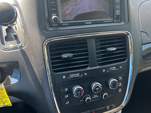 Used 2019 Dodge Grand Caravan SE w/ UConnect Hands-Free Group FWD image 12