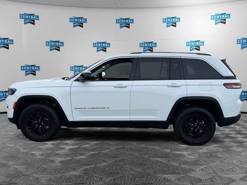 Certified 2023 Jeep Grand Cherokee Laredo w/ Luxury Tech Group I AWD/4WD image 3