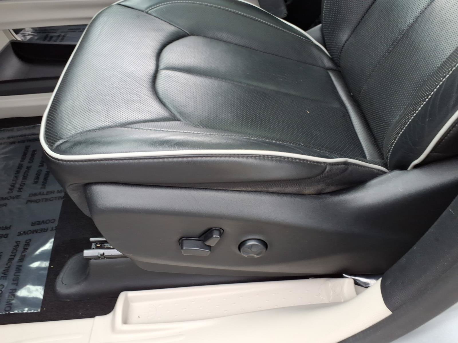 Used 2023 Chrysler Pacifica Limited FWD image 14