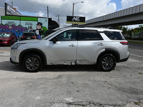 Used 2024 Nissan Pathfinder SV image 6