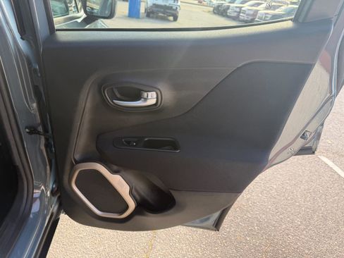 Used 2017 Jeep Renegade Latitude image 23