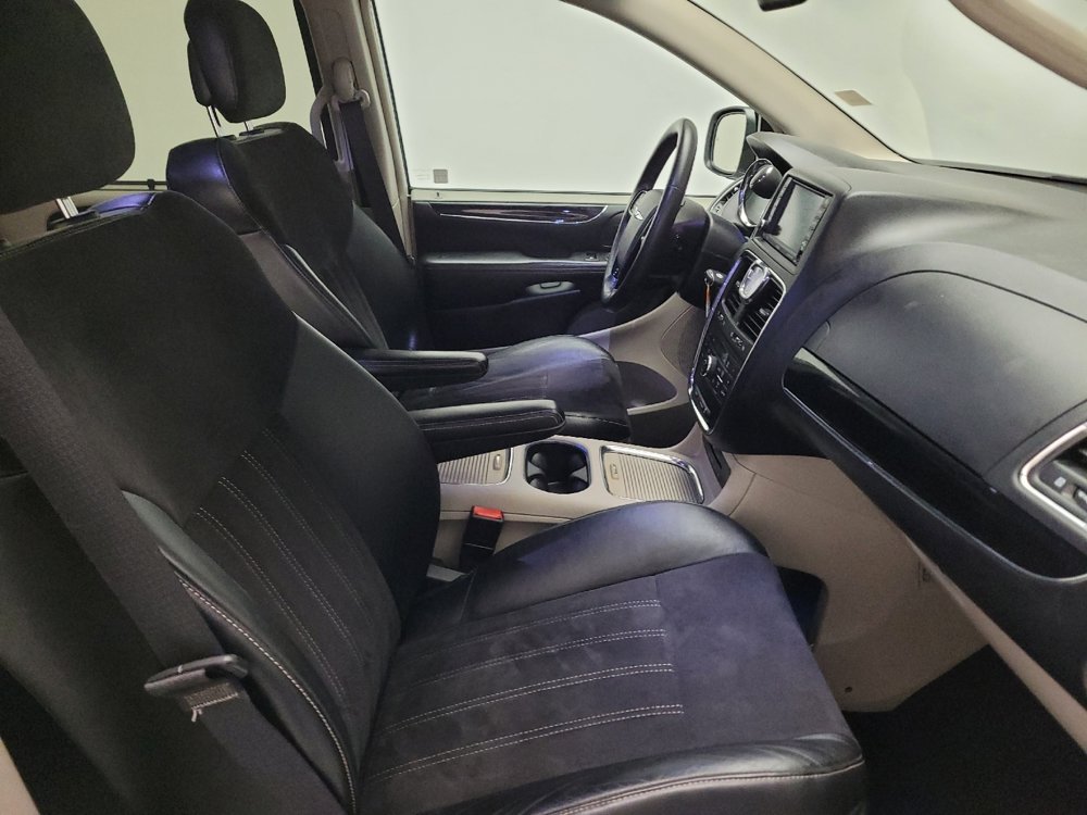 Used 2014 Chrysler Town & Country Touring-L FWD image 21