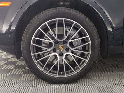 Certified 2023 Porsche Cayenne Platinum Edition image 28