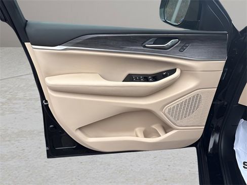 Used 2025 Jeep Grand Cherokee L Limited image 6