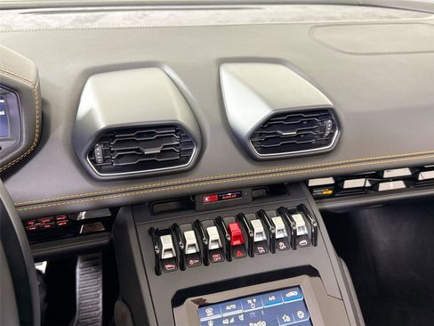 Used 2020 Lamborghini Huracan EVO image 16