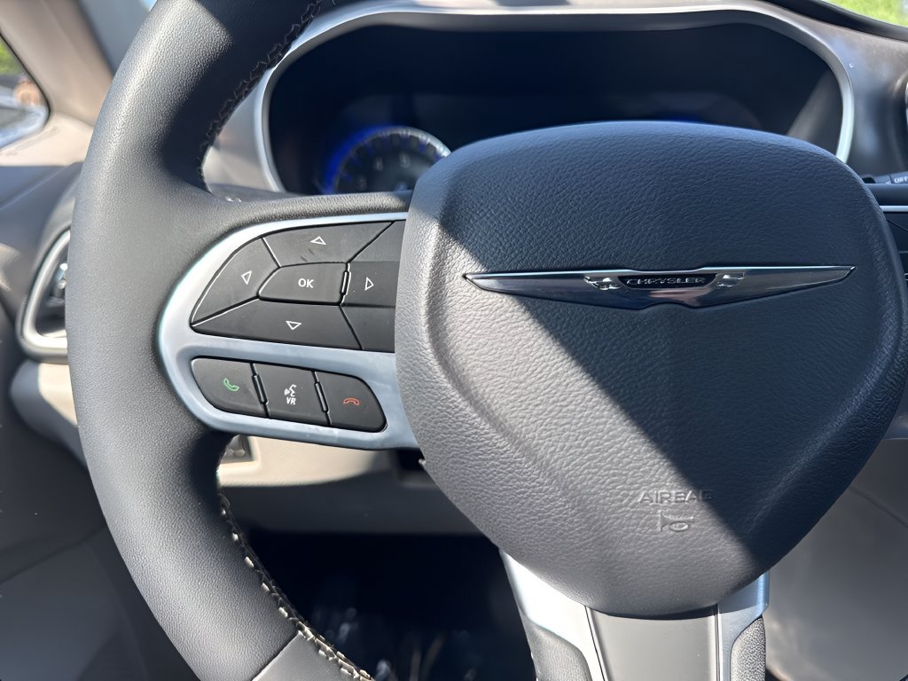 Used 2023 Chrysler Pacifica Touring-L FWD image 14