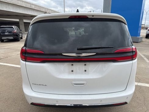 Used 2024 Chrysler Pacifica Touring-L image 3