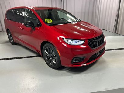 New 2026 Chrysler Pacifica Select