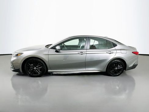 Used 2025 Toyota Camry SE image 8