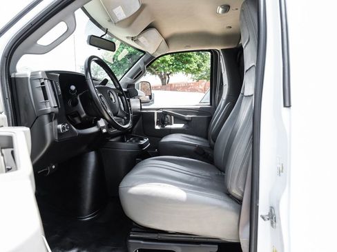 Used 2019 Chevrolet Express 3500 w/ Driver Convenience Package RWD image 3