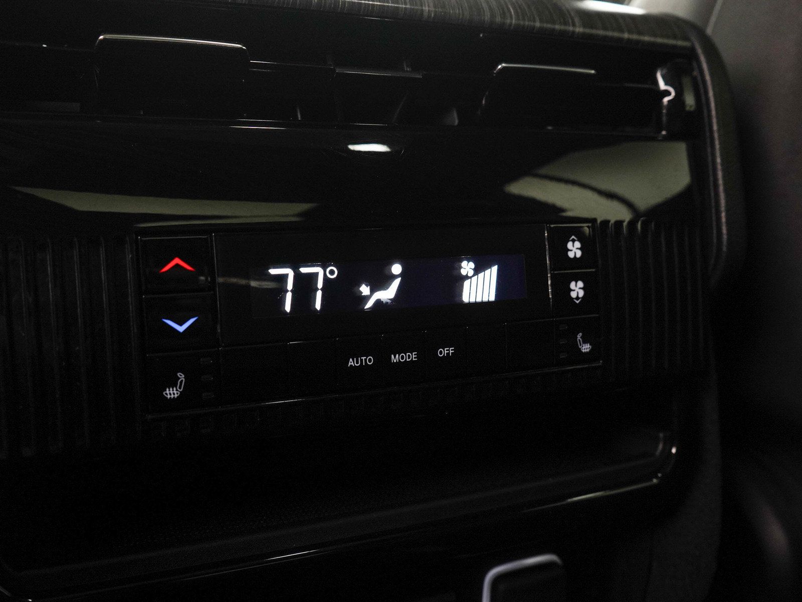 Used 2023 Jeep Wagoneer L Series II w/ Premium Group I AWD/4WD image 18
