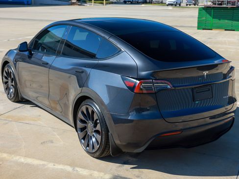 Used 2024 Tesla Model Y Performance image 12