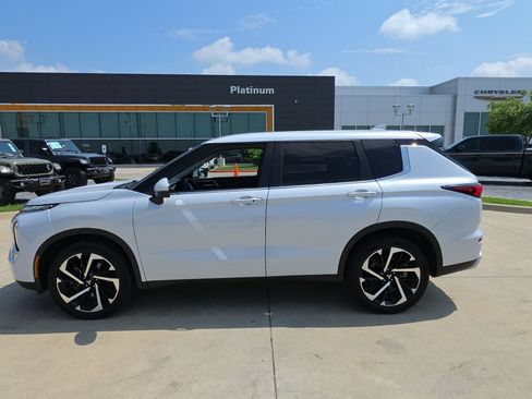 Used 2024 Mitsubishi Outlander SE AWD/4WD image 2