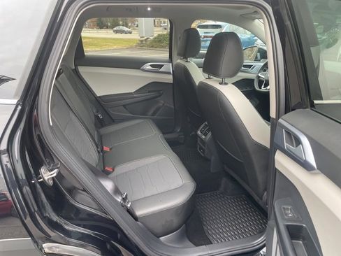 Certified 2025 Volkswagen Taos SE w/ Panoramic Sunroof Package image 10