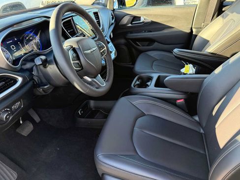 New 2026 Chrysler Pacifica Select image 8