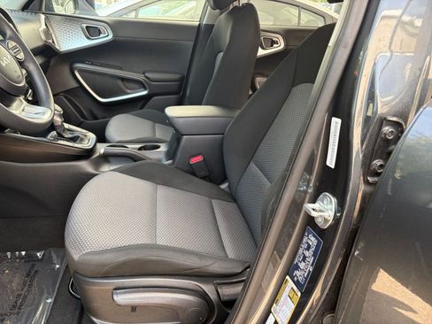 Used 2025 Kia Soul LX w/ LX Technology Package FWD image 24
