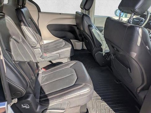 Used 2022 Chrysler Pacifica Touring-L image 17