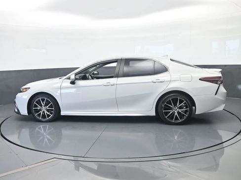 Used 2023 Toyota Camry SE FWD image 3